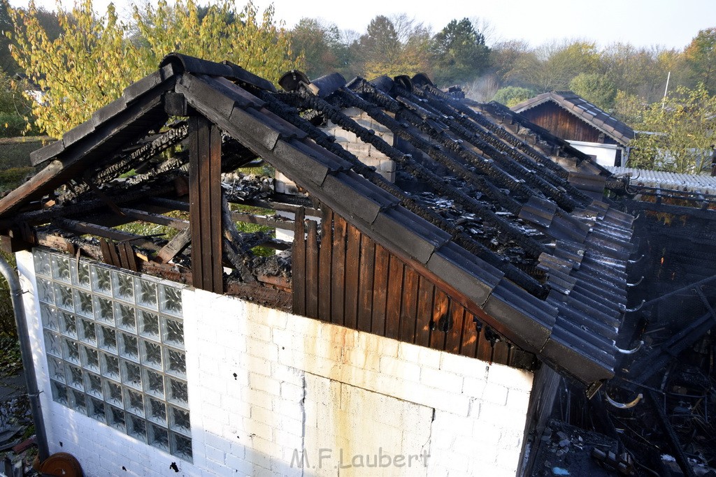 Feuer 1 brannten 3 Lauben Koeln Fuehlingen Kriegerhofstr P033.JPG - Miklos Laubert